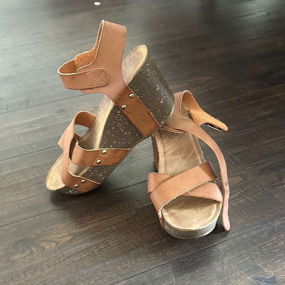 Refresh Tan Platform Sandals